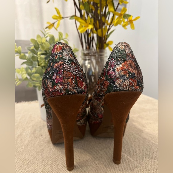 Cute Alba pattern Heels with peep toe and brown bow accent. size 6.5 - Picture 4 of 6